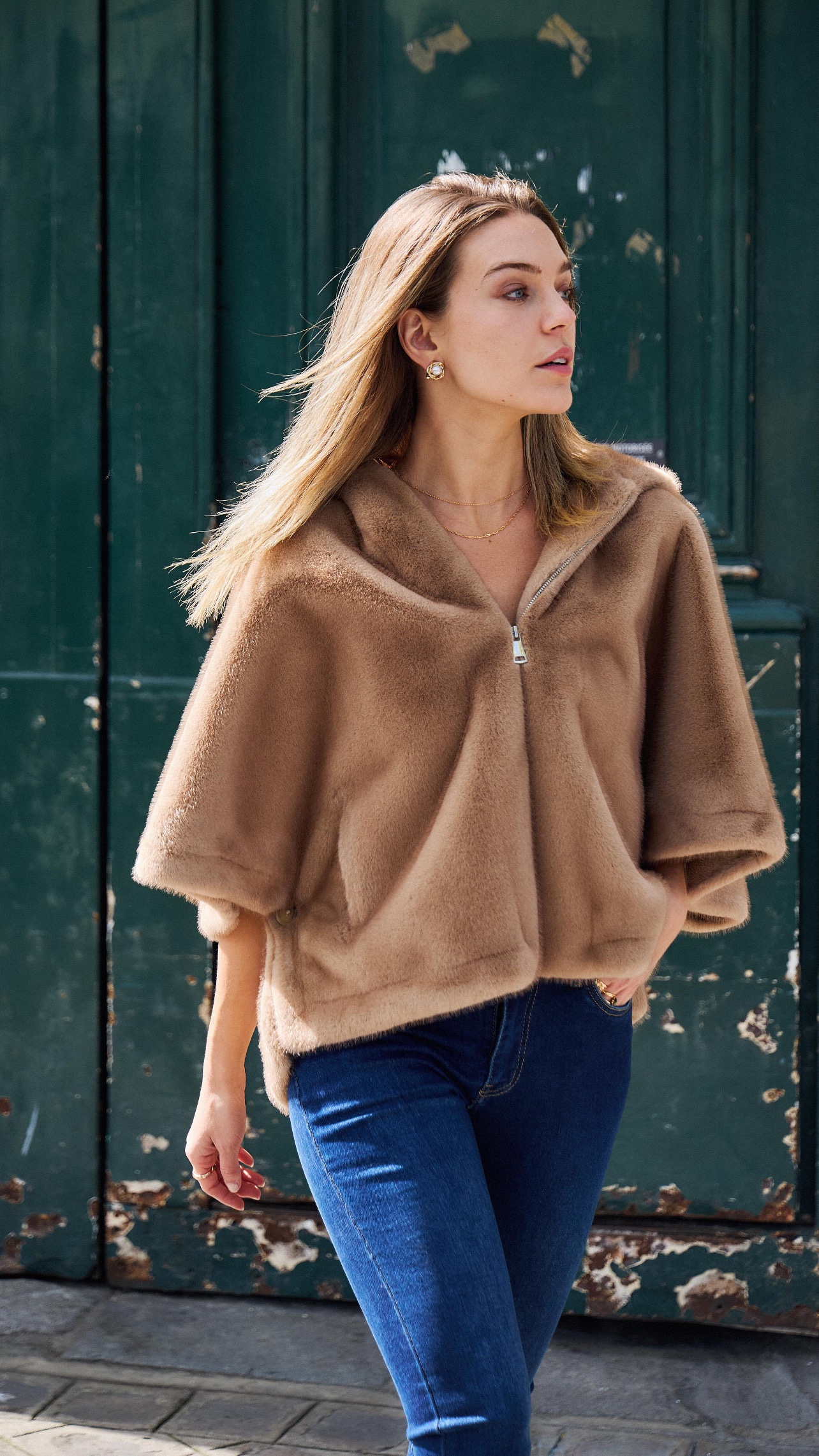 Faux fur cape Alizee camel - Afbeelding 2