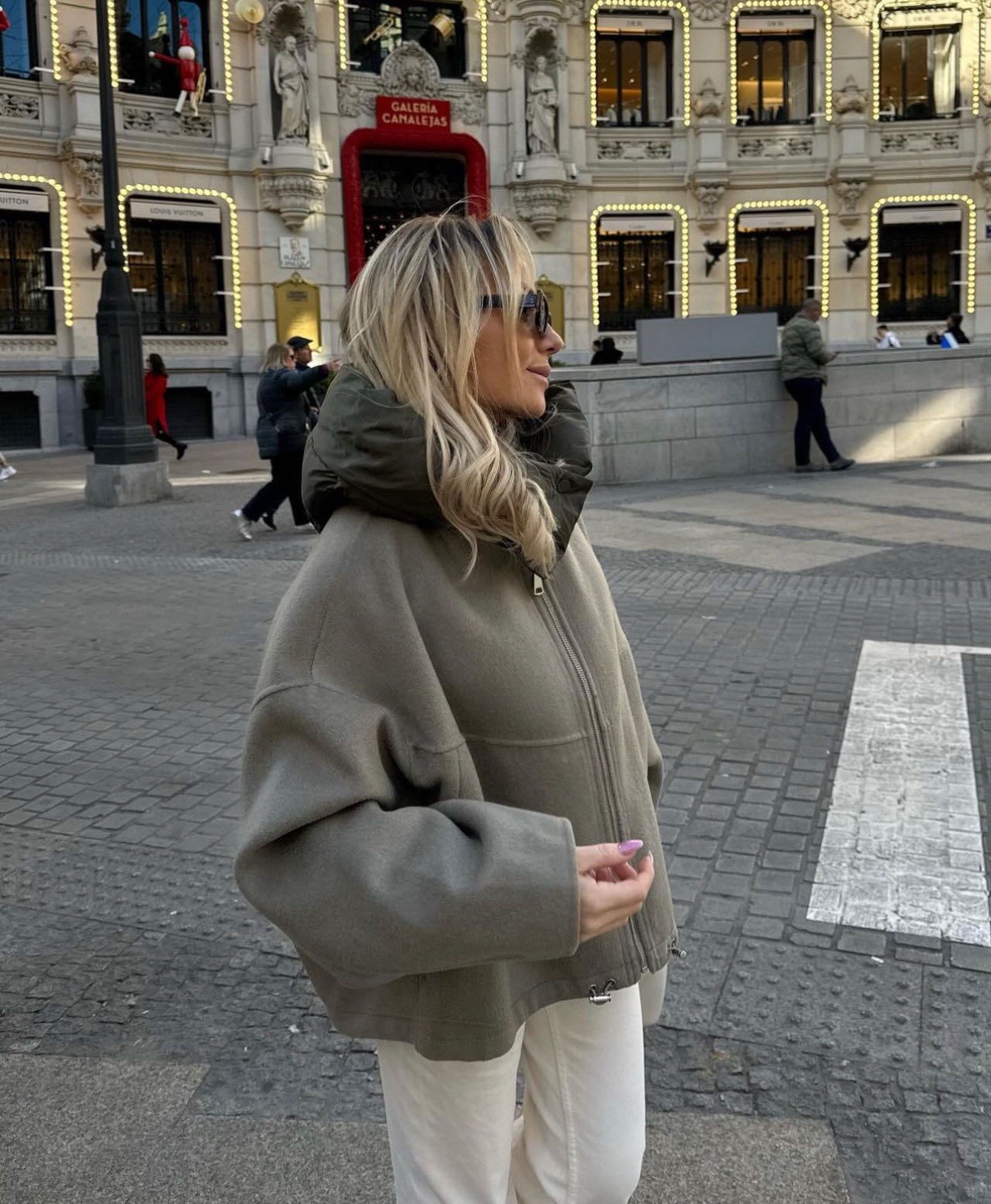 Bomber jacket met capuchon taupe